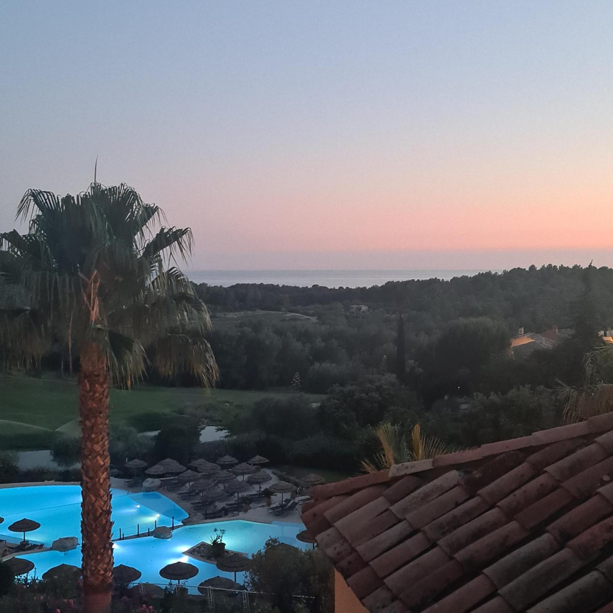 Villa Dans Cadre D'Exception - Golf, Piscine Et Tennis Prive Saint-Cyr-sur-Mer Bagian luar foto